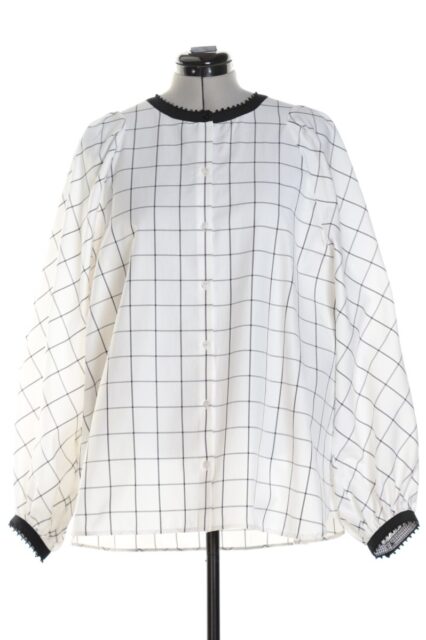 Новая летняя блуза-рубашка Max Mara молочного белого цвета в клетку cвободного фасона трапеция с широким рукавом фонарик, контрастной отделкой горловины и манжет, и застежкой на пуговки, из 100% хлопка.